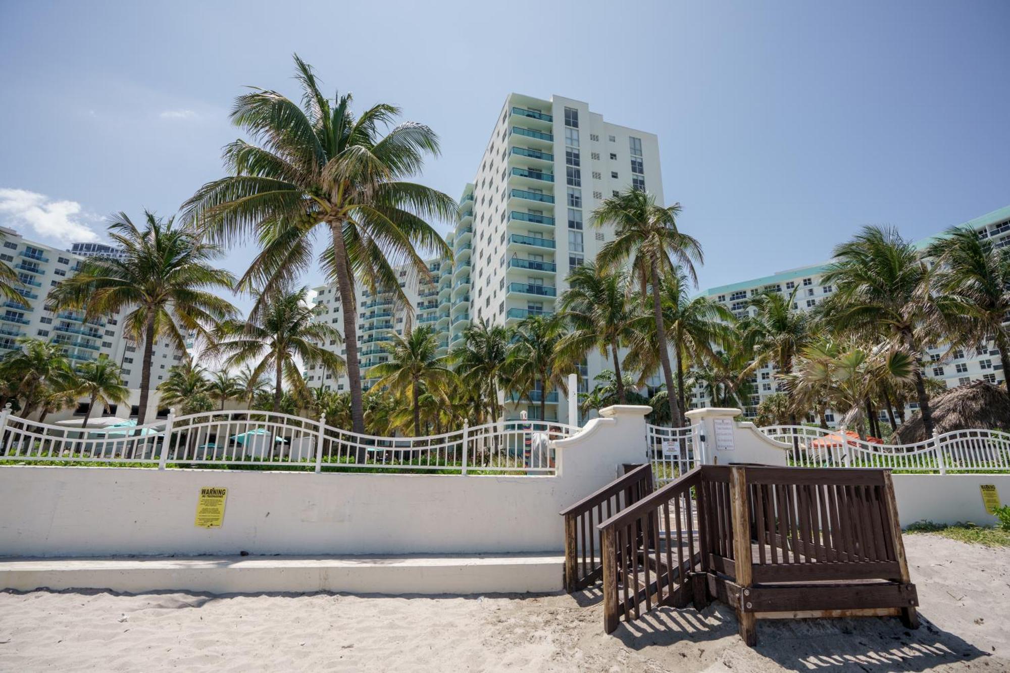 Modern 1 Bdr Oceanview With Direct Beach Access! Hollywood Bagian luar foto